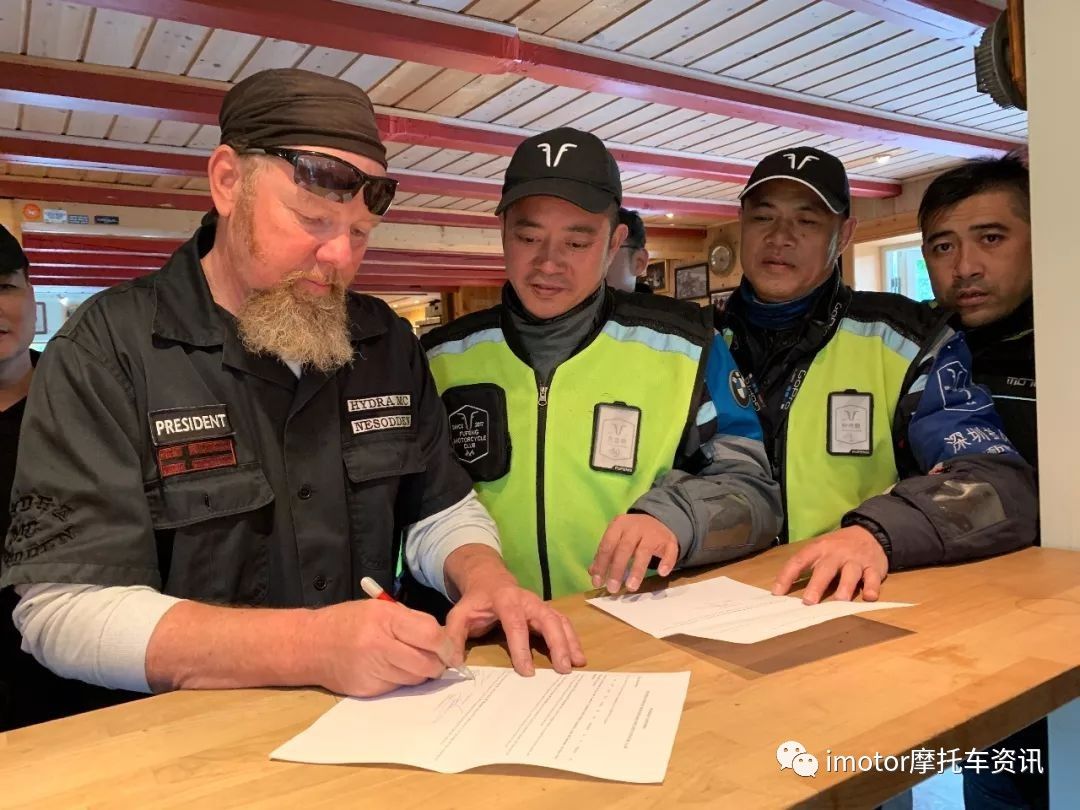 又是来自深圳的摩托车俱乐部！这次他们踏上了北欧的*途征**