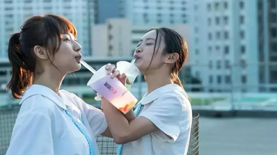 鍦ㄩ娓仛姘村,鍑虹敓鍦ㄩ娓敓娲诲湪骞夸笢