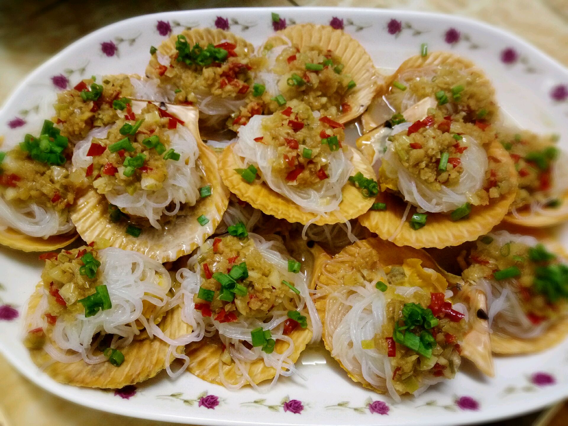 粉丝蒜蓉蒸扇贝的做法视频教程,蒜蓉粉丝蒸扇贝的家常做法大全