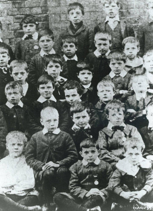 他5岁登台表演，12岁丧父13岁流浪街头，1个跌跤迎来喜剧人生