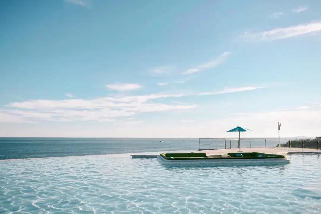 夏日清凉好去处泳池,夏日玩水胜地无边际泳池