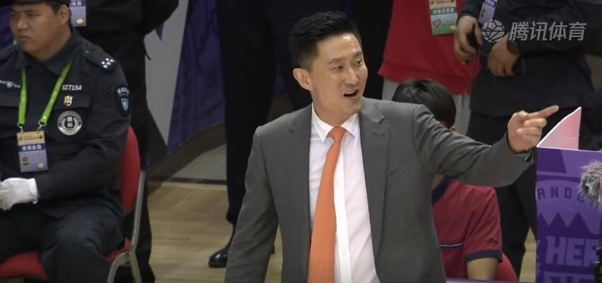 易建联杜锋反应,阿联失误杜锋反应