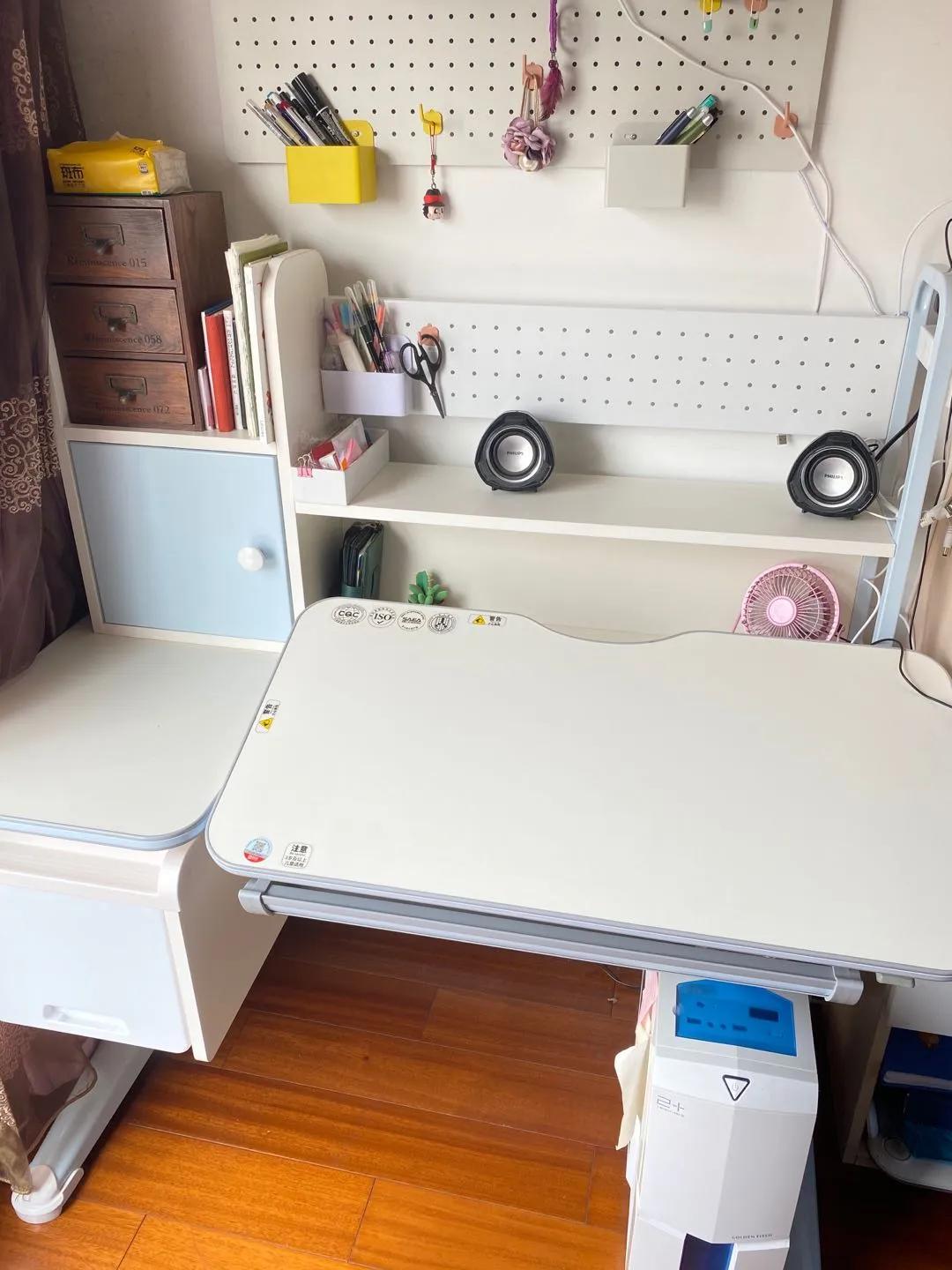 给孩子买学习桌好还是普通书桌好,儿童书桌要不要买学校同款