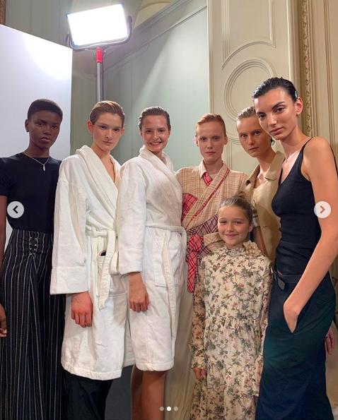 贝嫂单手抱小七的图片,贝嫂带小七走秀