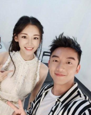 郑恺与苗苗现身私立医院,郑恺回应和苗苗一家人同住视频