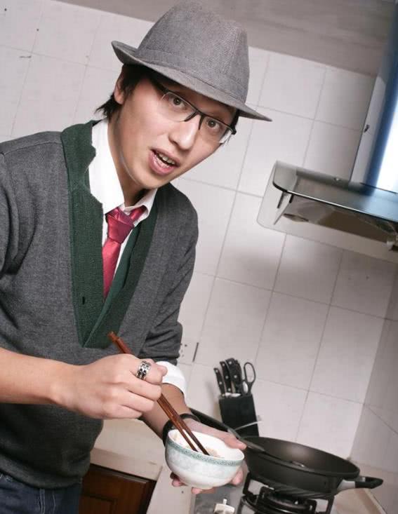 华少家：为爱妻变“煮夫”，衣帽间有韵味，将“展示柜”搬回家