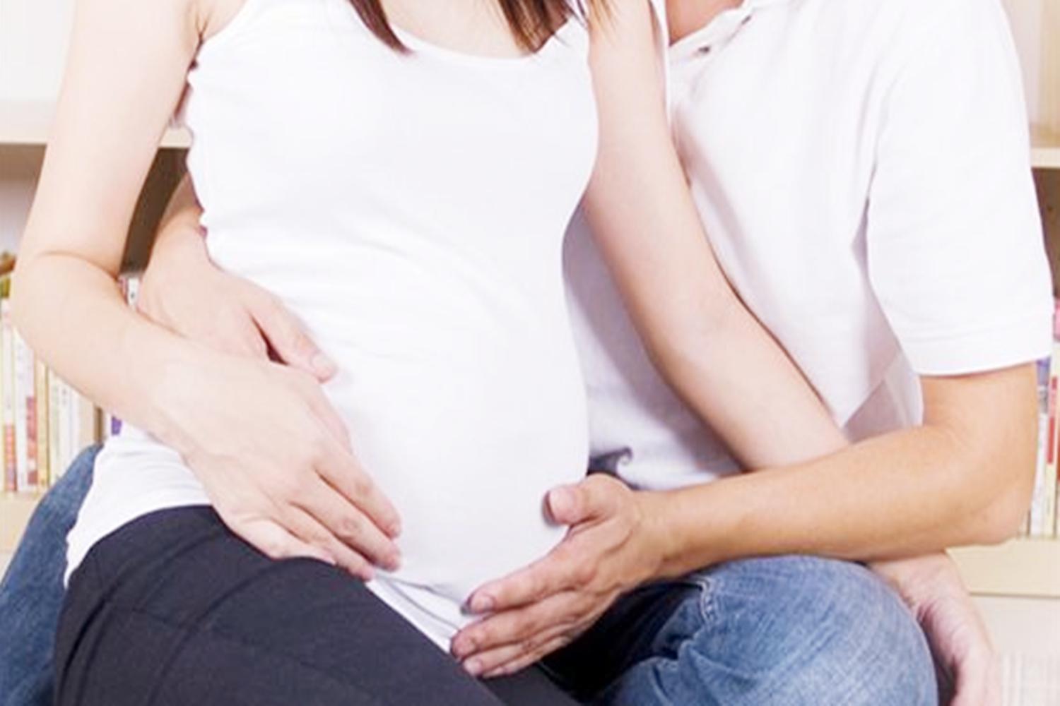 孕晚期，如果孕妈发现肚子“一跳一跳”的，是宝宝在练习这个功能