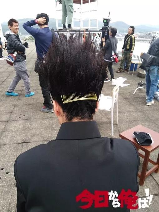 在自己脑袋上还原二次元头发的人们