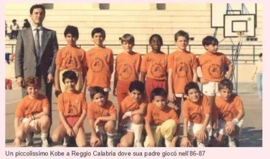 今天，我们用两部纪录片来致敬这位伟大的球员、丈夫与父亲