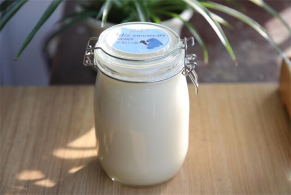 蜂蜜不会变质为啥蜂蜜水容易变质,蜂蜜由黄色变为乳白色正常吗