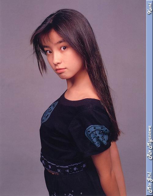 她是著名女星,14岁被亲*逼妈***身卖**,17岁被骗拍裸照,现在怎样了?