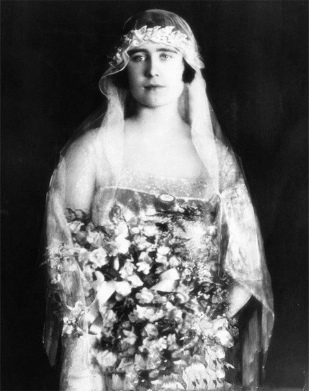 英女王母亲宠爱戴安娜,英女王哈里奶奶