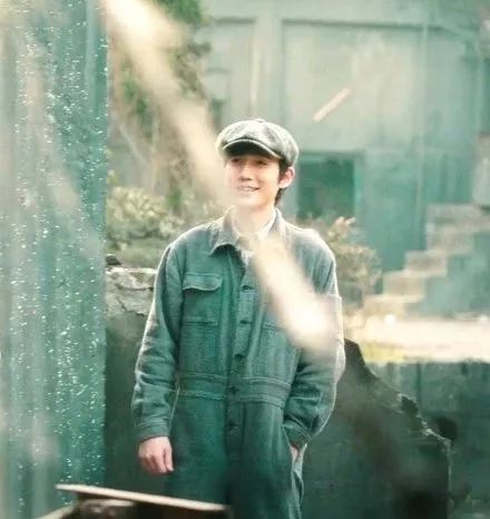 易烊千玺最新机场小脚裤,易烊千玺是不是最喜欢穿小脚裤