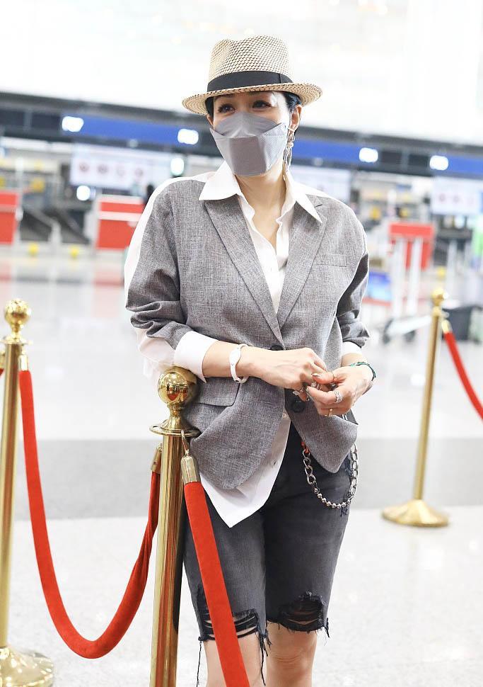 钟丽缇穿炫装亮相教外国友人说,钟丽缇一家穿亲子装牵手现身机场