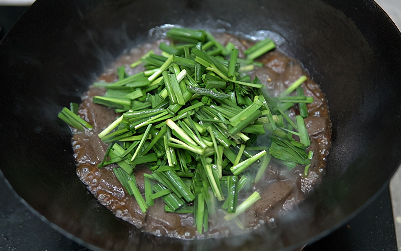 韭菜焖猪血,韭菜猪血最正宗的做法