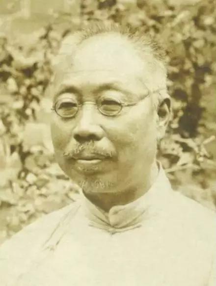 臧克家人物简介,臧克家生平简介300字