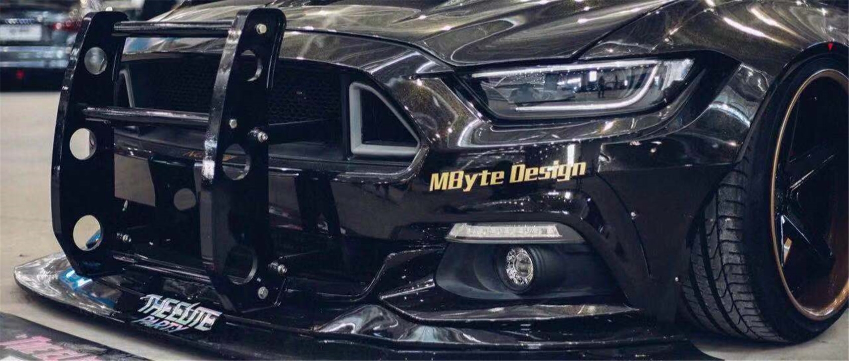 退伍军人将Mustang打造成美式警车，车头载着妹纸真是帅！