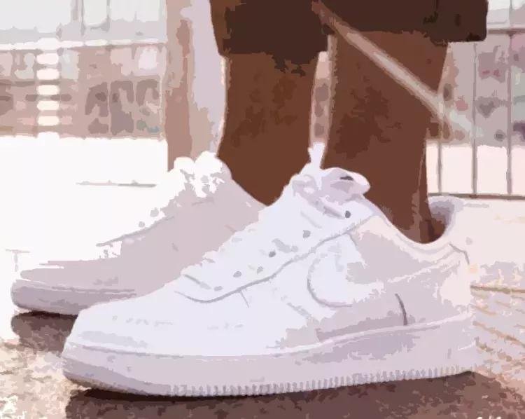 这届大牌不行，潮牌行