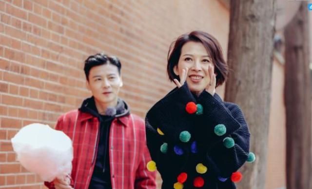 蔡少芬张晋全家福上热搜，三胎儿子“唐装”出镜，年味儿十足