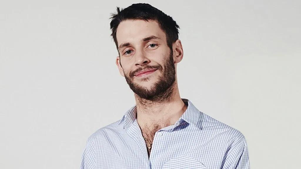 因为太穷，”乡下小伙”做的衣服口袋都没有，一言不合就关店种地