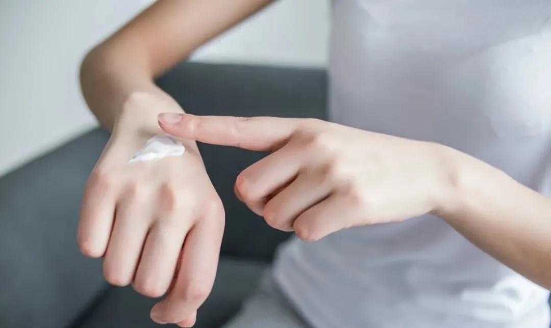 精华液、精华水、精华乳是什么东西？花三分钟弄清楚，养出好皮肤