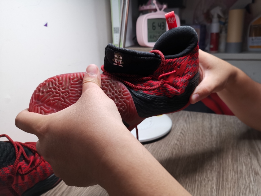 一分钱一分货，便宜也掩盖不了缺陷。匹克闪电路威战靴实战评测。