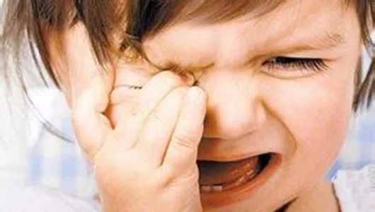 胶水滴眼睛处理方法,胶水滴到眼睛会自愈吗