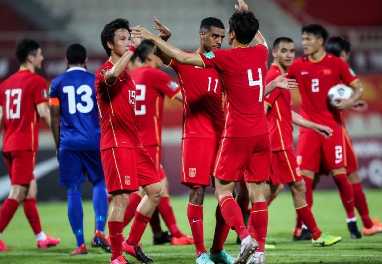 回顾国足精彩表现武磊双响绝杀,国足武磊进球得分