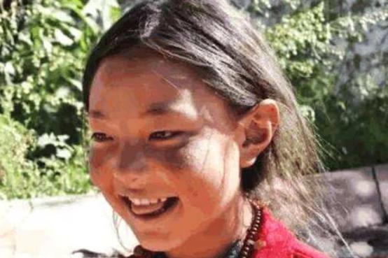 为什么路人会对内向的人吐口水,外国人为什么吐舌头