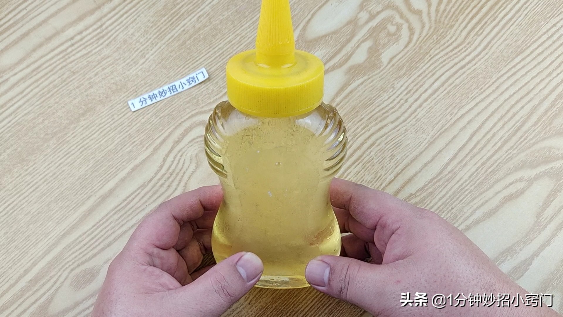 把蜂蜜倒过来,如何将蜂蜜放到冰箱鉴别蜂蜜真假