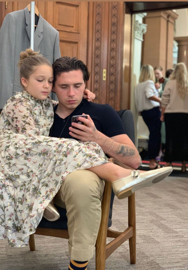 贝嫂单手抱小七的图片,贝嫂带小七走秀