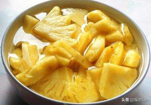 菠萝酸涩不好吃？吃之前蘸一种水，比盐水浸泡过的味道更甜