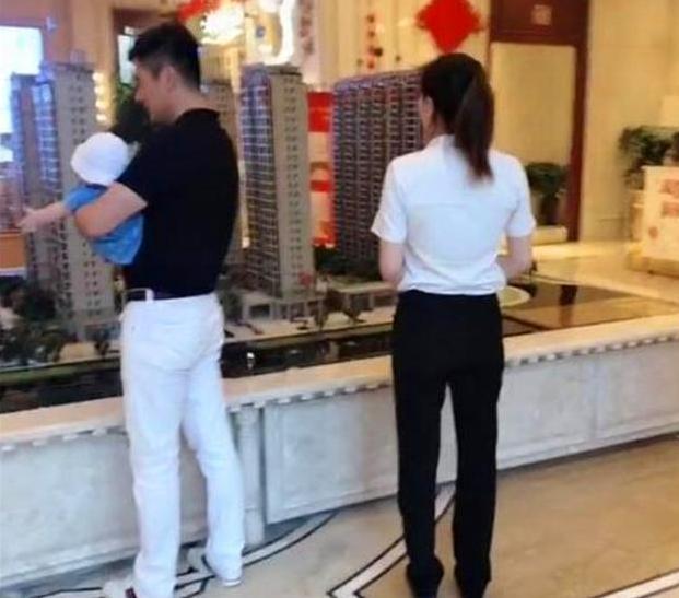 贵妇扮公主哄娃娃,爷爷扮成公主哄孙女