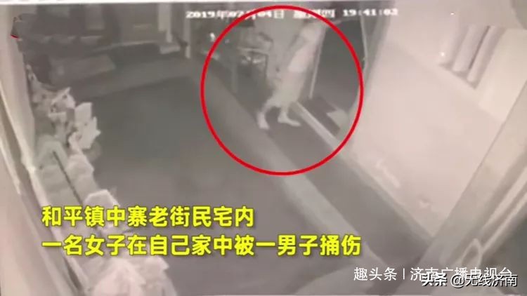 女子在家被捅7刀凶手逃亡中被抓,女子家中被刺杀监控记录