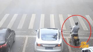 鎽╃殑甯堝倕涓婅矾琚煡,鎽╃殑鍙告満琚氦璀︾綒