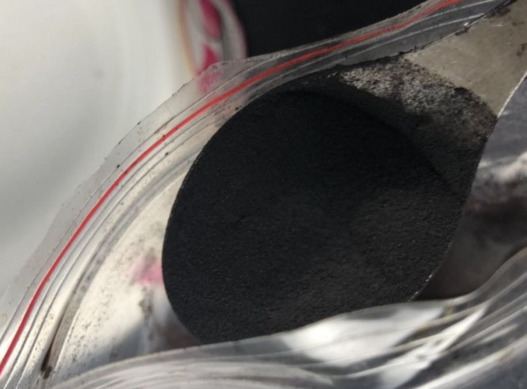 为了让你觉得猫狗粮含肉多，厂家直接把猫狗粮染黑，甚至会用煤灰