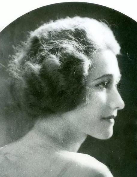 37岁结过两次婚的辛普森夫人，能让国王为她放弃江山，有何魅力