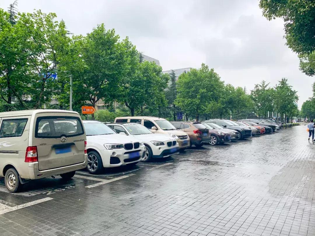 在南京月薪1W，我却停不起车