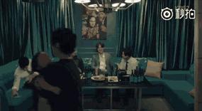 谢娜坐椅子摔倒吓坏众人,谢娜意外摔下山