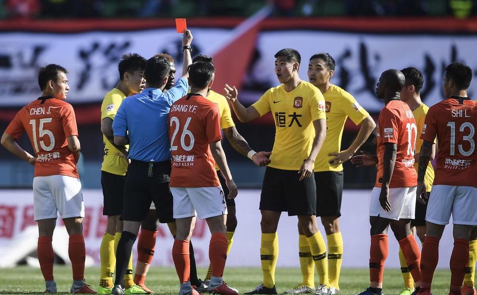 保利尼奥被红牌罚下来,国际足联如何评保利尼奥罚红牌