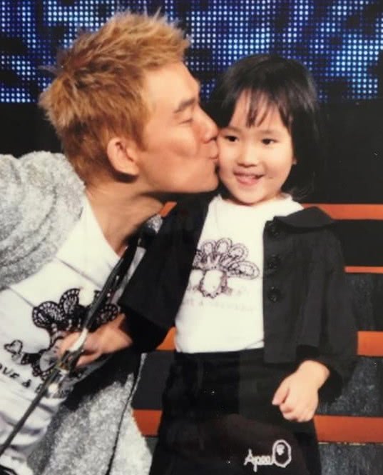 终于见到小齐哥秀恩爱了，带老婆参加活动，网友：自然脸好真实