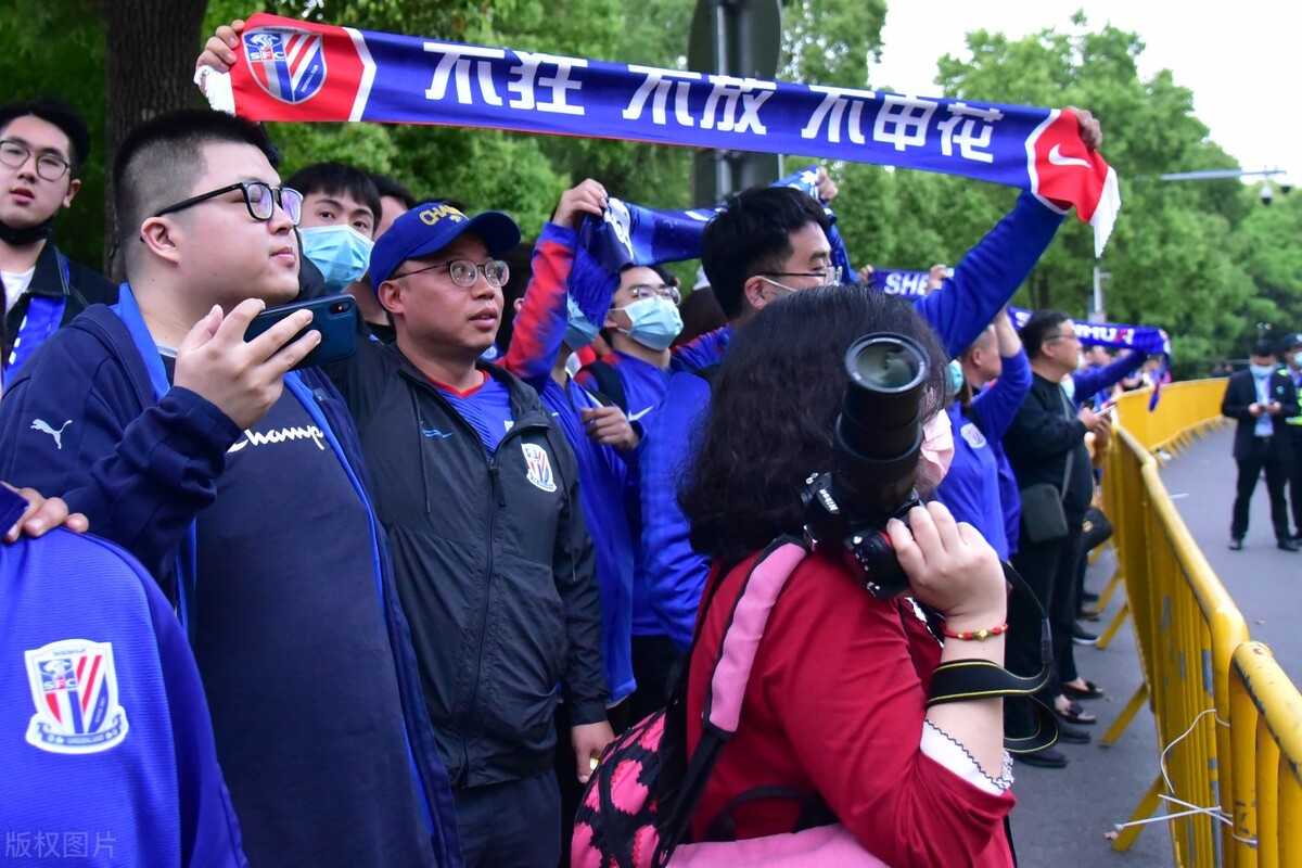 申花球迷与申花球迷爆发冲突,最新上海申花球迷热议