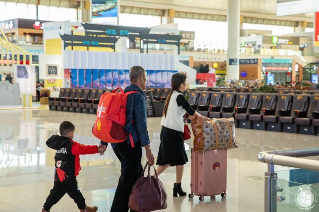 直击春运首日各地出行现场,春运首日直击带上祝福温暖回家