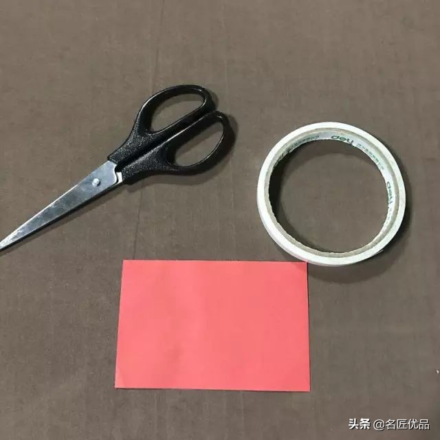 看别人剪新年剪纸很好看,怎么用剪刀来剪新年剪纸