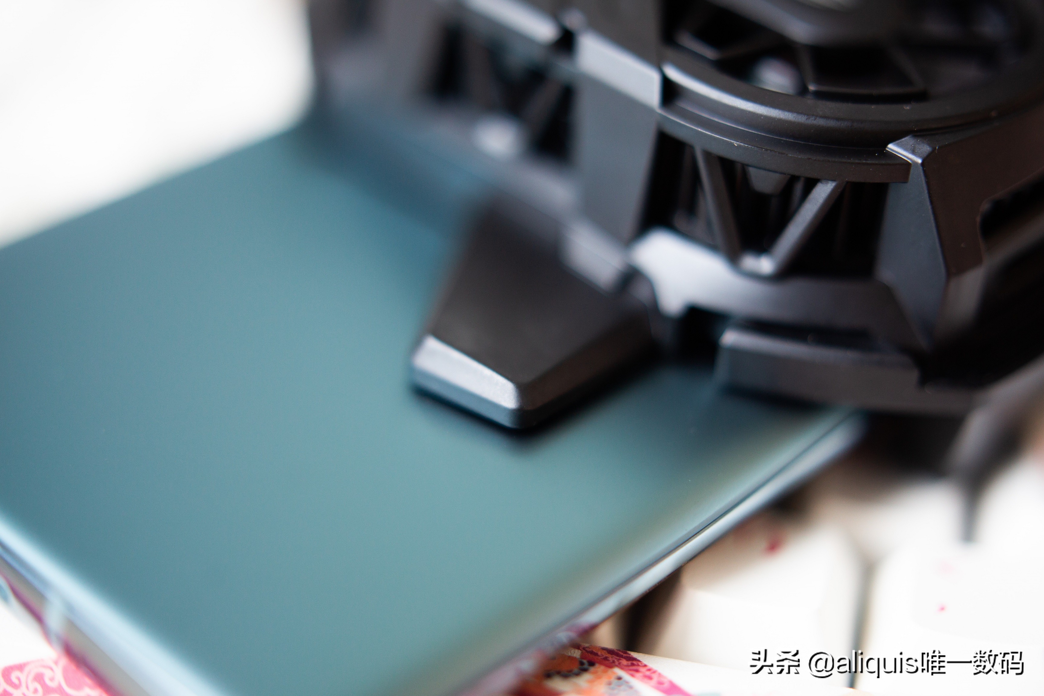 红魔手机加散热器游戏测评,手机玩原神满特效测试