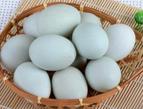 腌的鸭蛋不咸可直接放盐吗,腌咸鸭蛋怎么不咸还有油