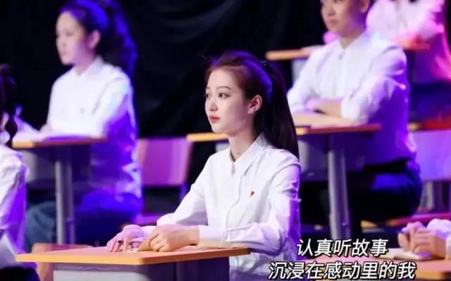 21岁浙江女孩成领诵员，曾备受杨澜喜爱，网友：别人家的孩子