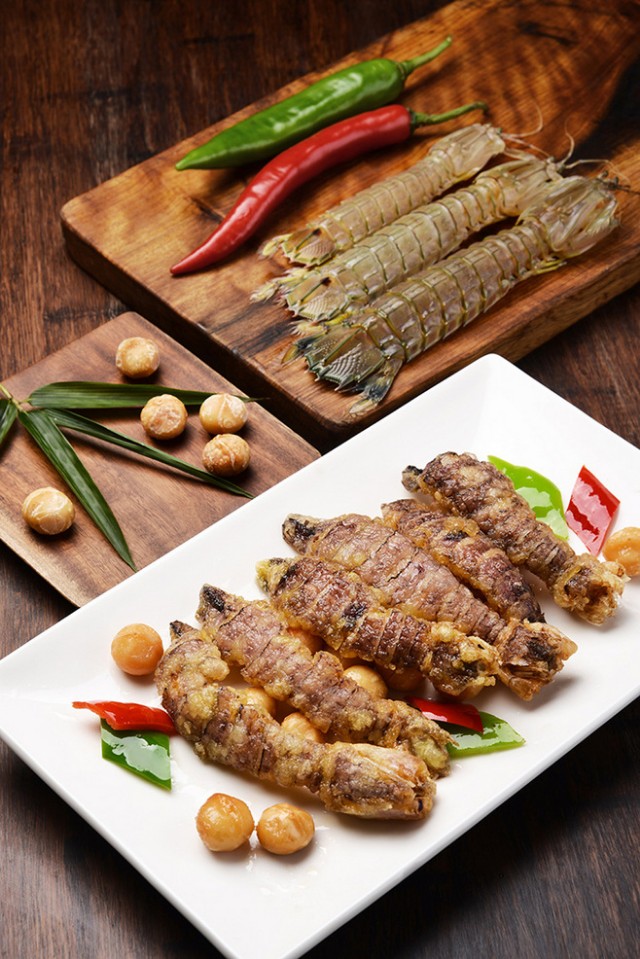 海边人教你皮皮虾的正宗吃法如何,这个季节皮皮虾非常鲜美