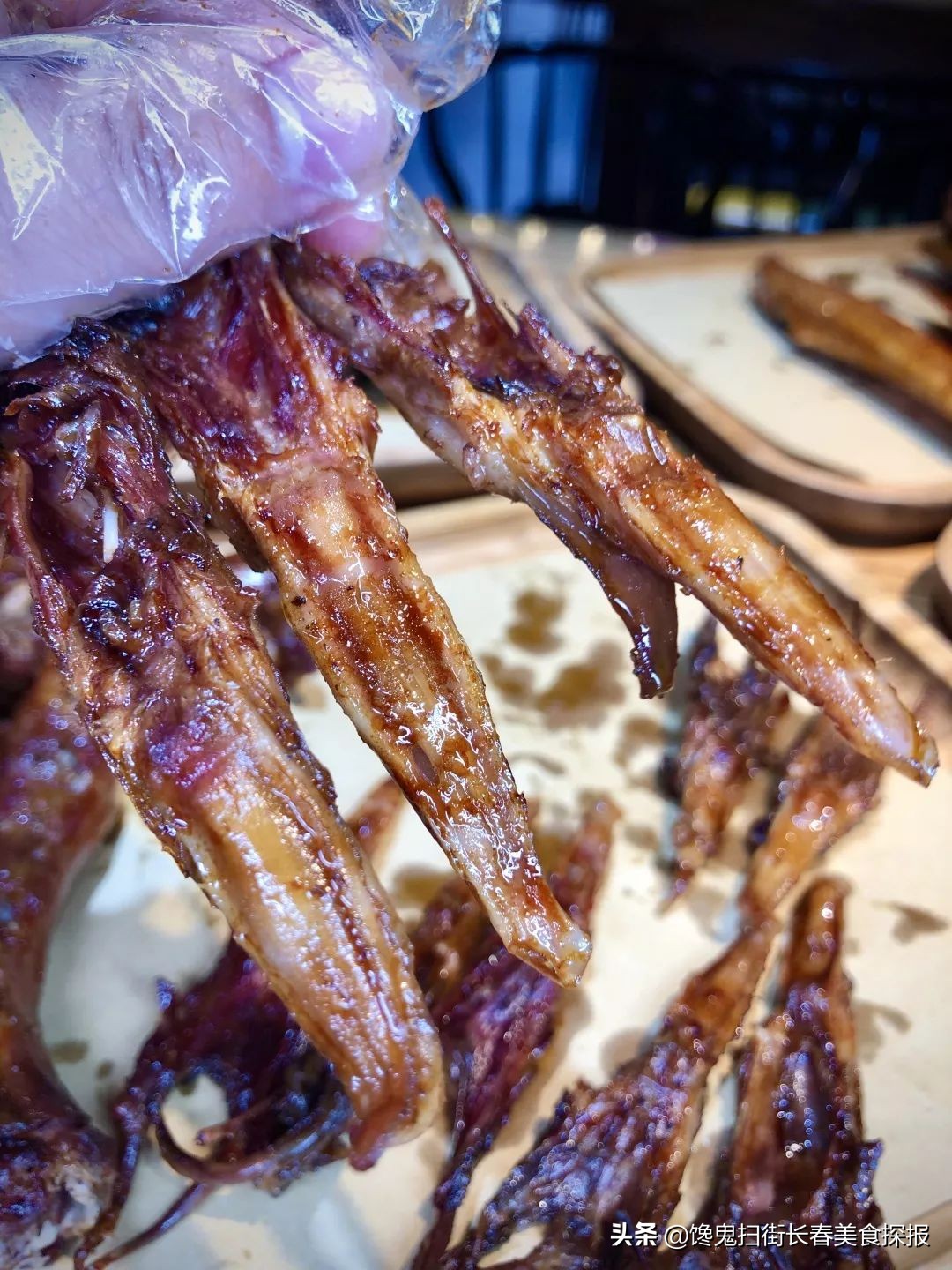 二道老厂区奇店。鹅的一切，全都炭火烤。烤鹅脖大锤抡