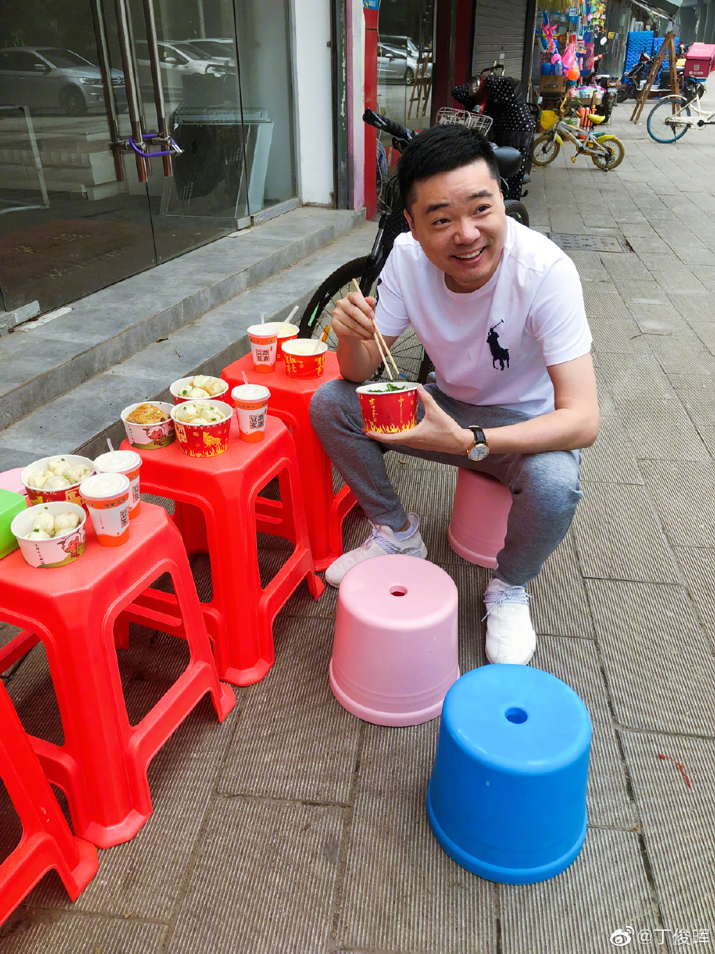 32岁丁俊晖带女儿抓娃娃！穿粉色上衣很潮，女儿肉嘟嘟小脸很像爸